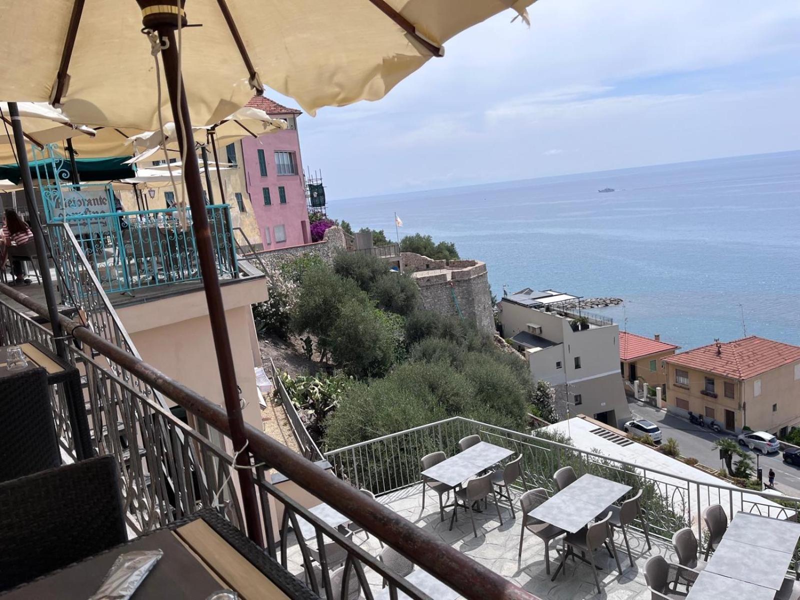 La Finestra Sul Borgo Bed and Breakfast Cervo Eksteriør billede